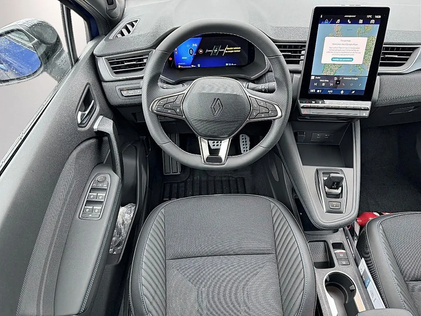 Vue intérieure avant centrée sur le volant multifonction et l'écran tactile vertical du Renault Symbioz 2026.