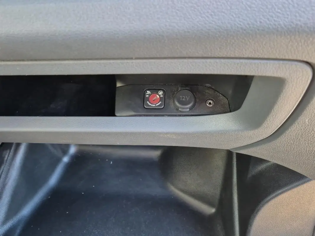 Prise 12V et bouton de commande rouge dans le compartiment de rangement intérieur du Citroën Jumpy blanc 2019.