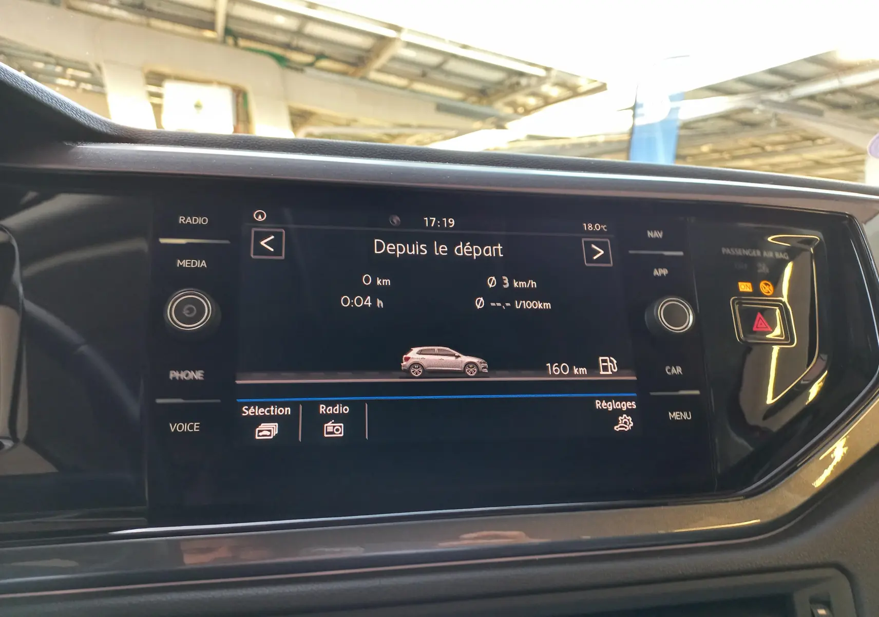 Écran tactile du tableau de bord de la Volkswagen Polo 2019 affichant l'Active Info Display et les réglages multimédia.