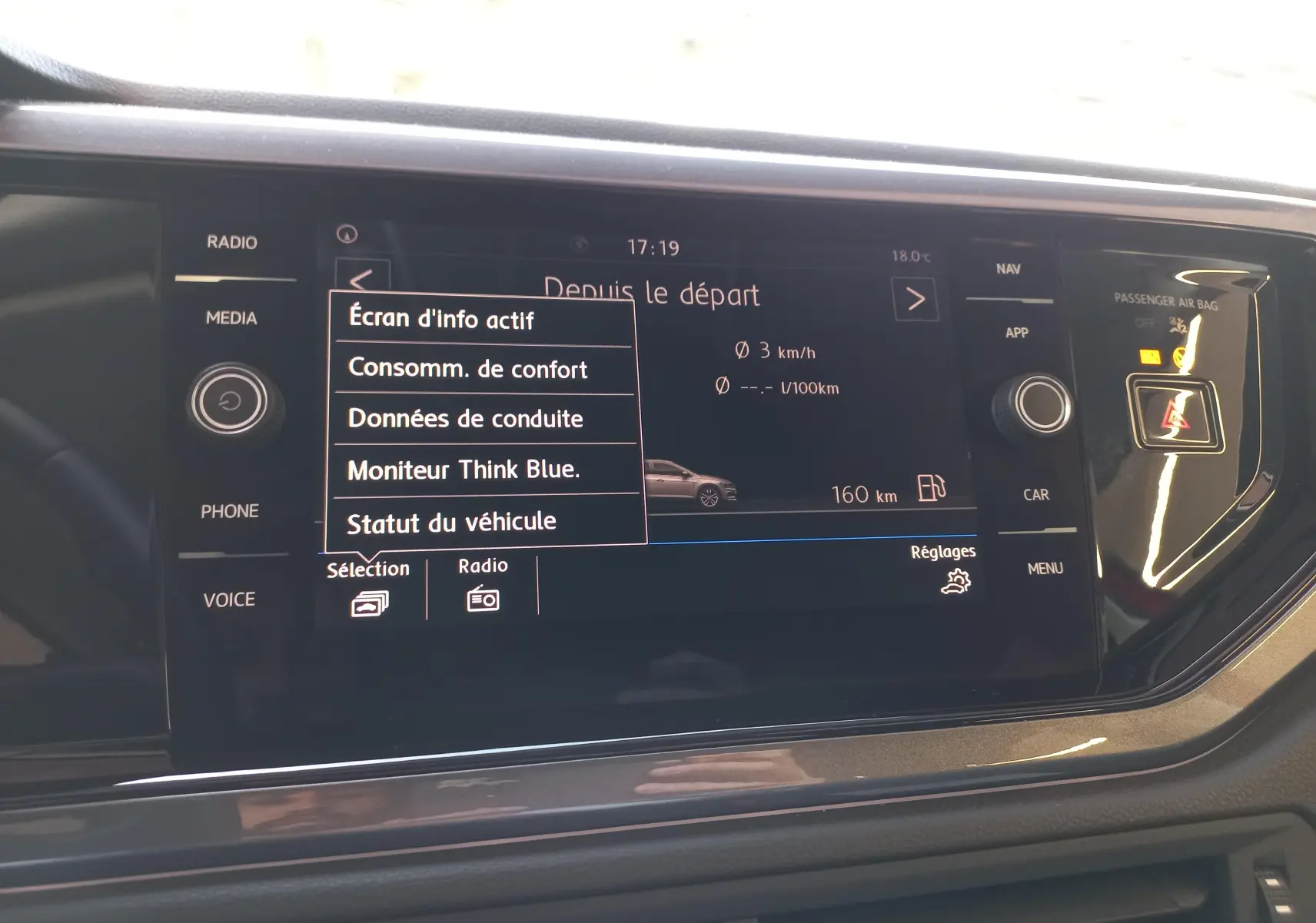 Écran tactile central de la Volkswagen Polo 2019 affichant le menu des données de conduite avec interface moderne.