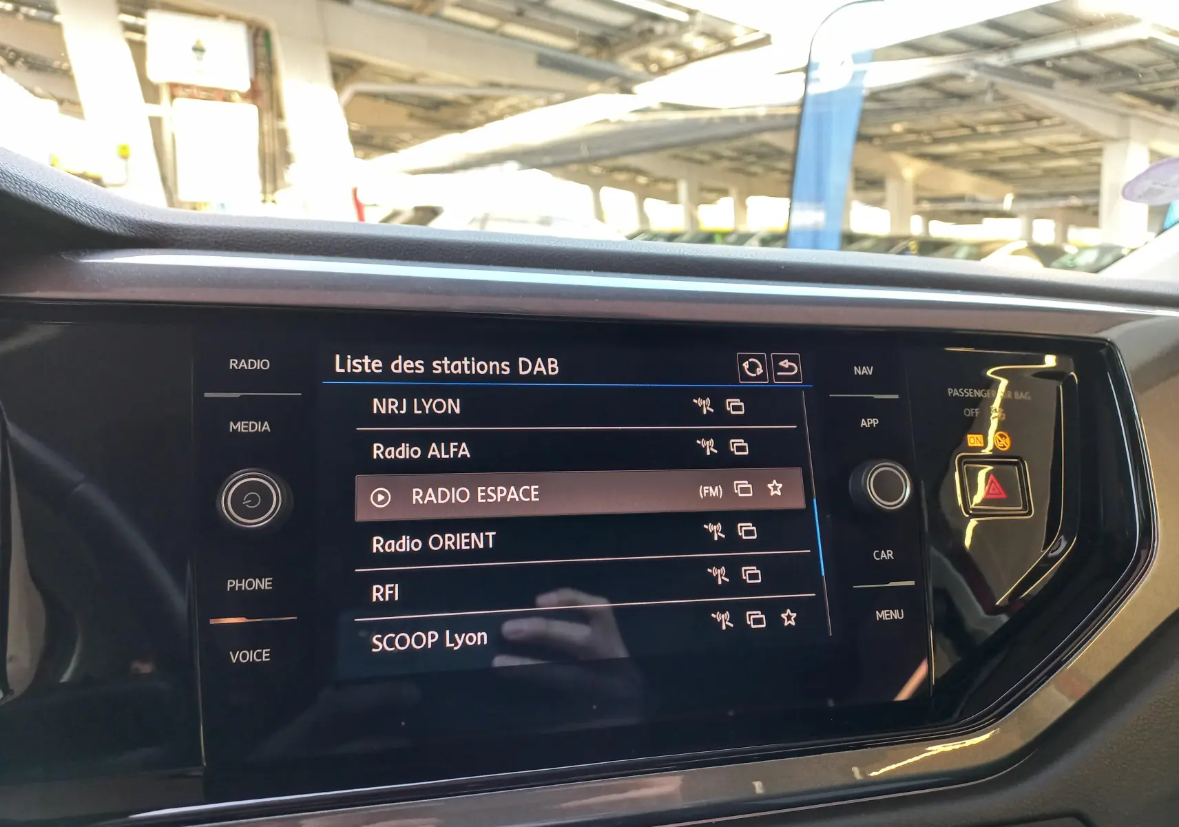 Écran central tactile affichant la liste des stations DAB dans l'habitacle d'une Volkswagen Polo Rouge Flash 2019.