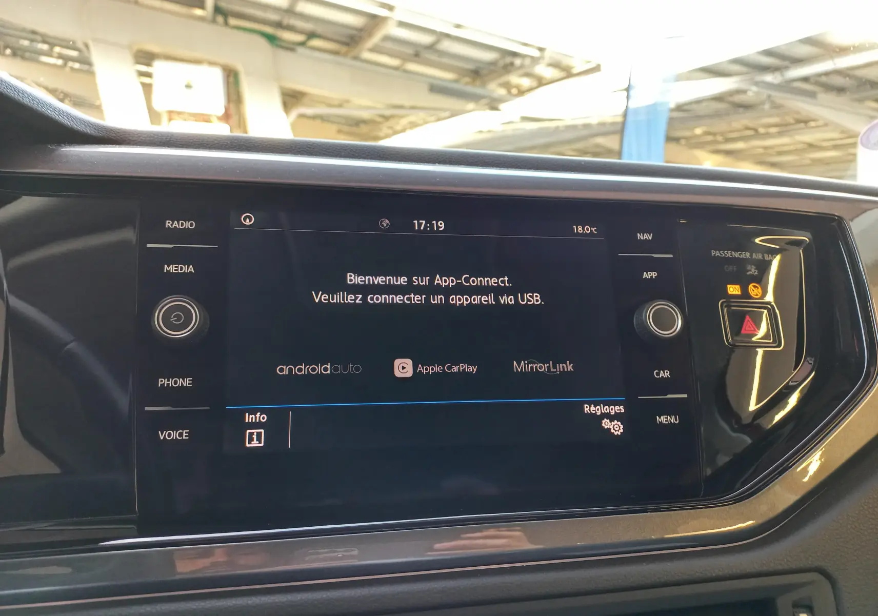 Écran tactile central de la Volkswagen Polo Rouge Flash 2019 affichant l'interface App-Connect avec options multimédia.