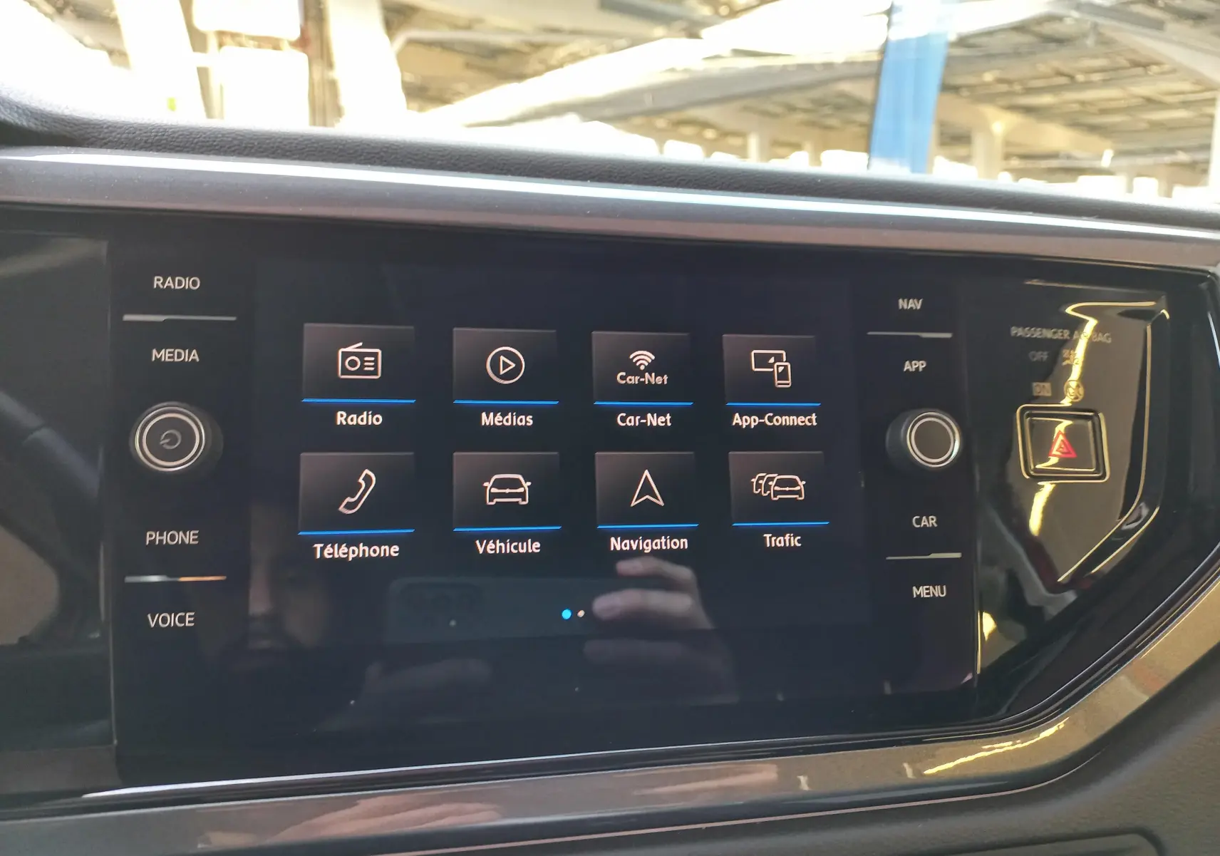 Écran tactile central du tableau de bord de la Volkswagen Polo 2019 affichant les options multimédia et navigation.