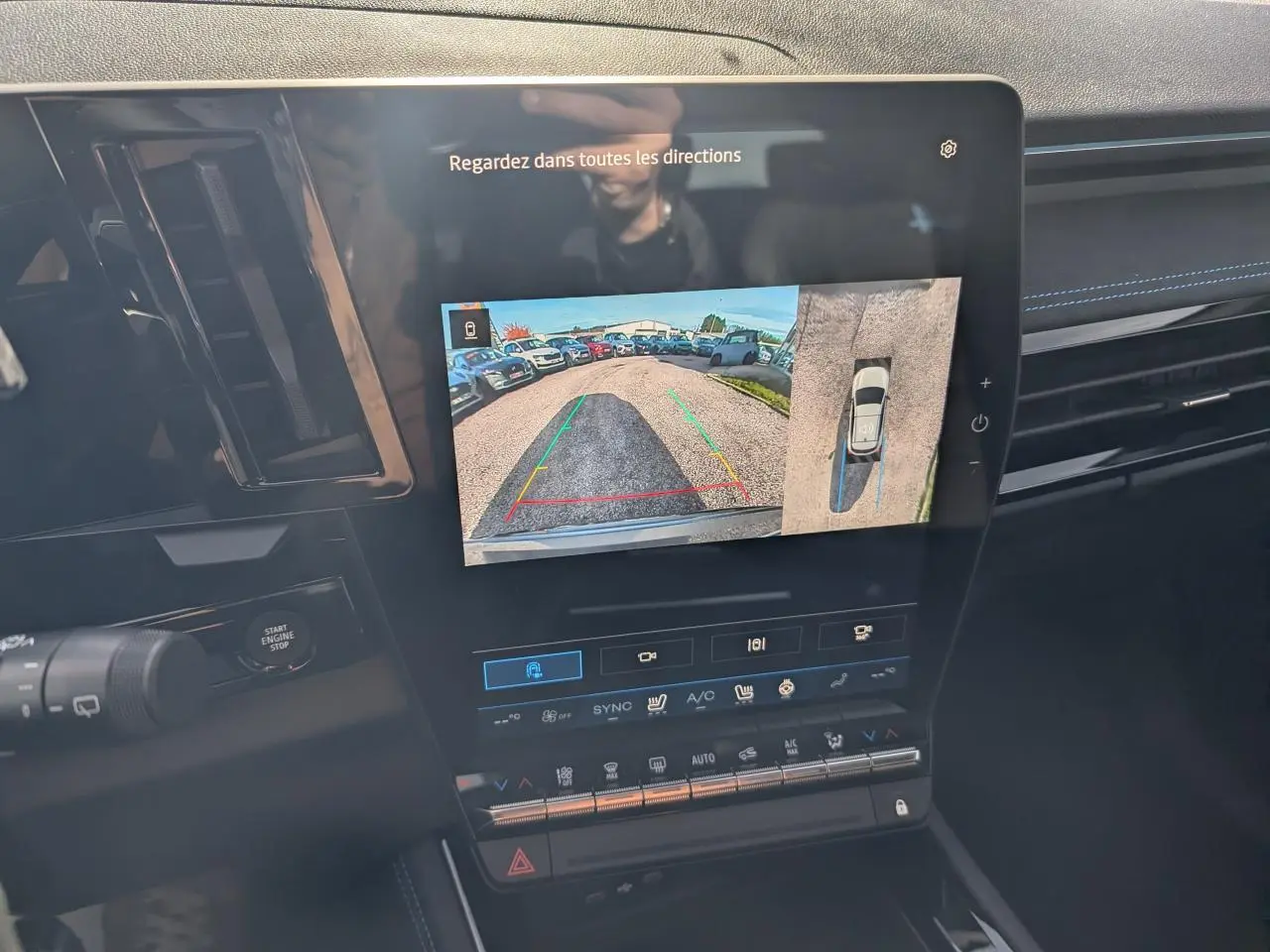 Vue intérieure du tableau de bord du Renault Austral 2025, écran multimédia affichant la caméra de recul et vue 360° en mode parking.