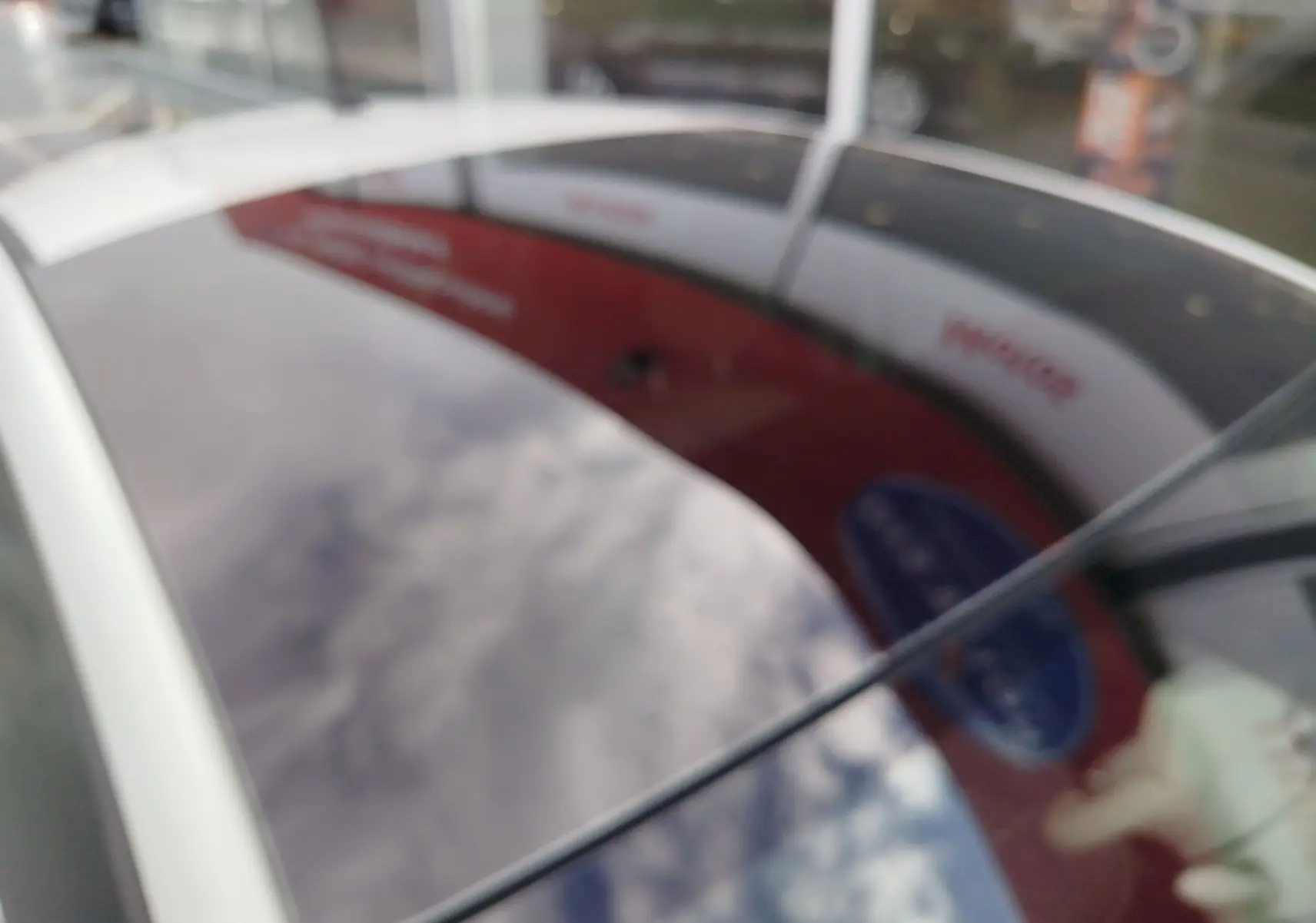 Toit panoramique en verre du Fiat 500 blanc Bossa Nova, vu en gros plan depuis l'extérieur côté gauche.