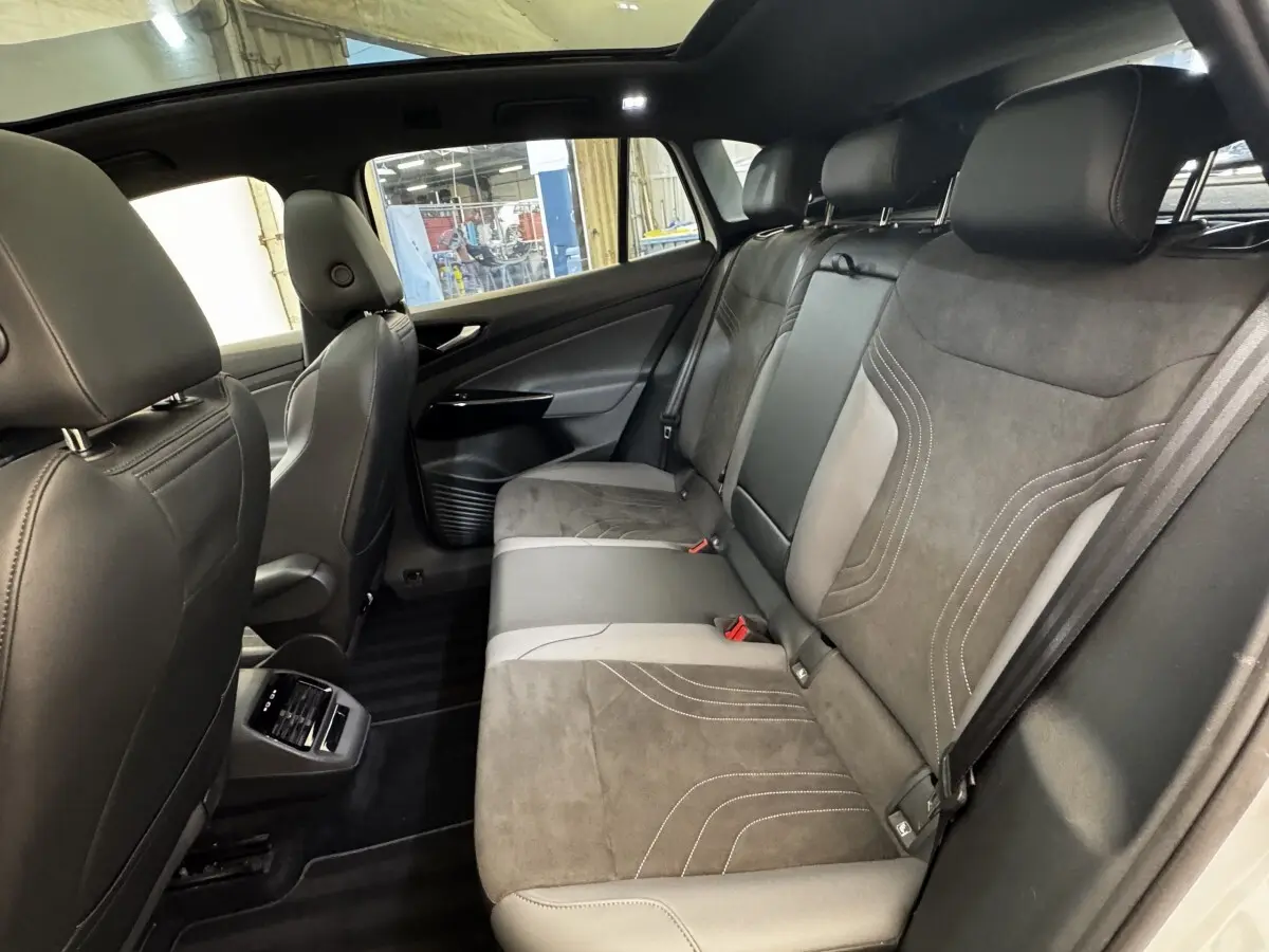 Vue intérieure côté droit sur la banquette arrière en cuir et alcantara gris du Volkswagen ID.4 77 kWh Pro Performance.
