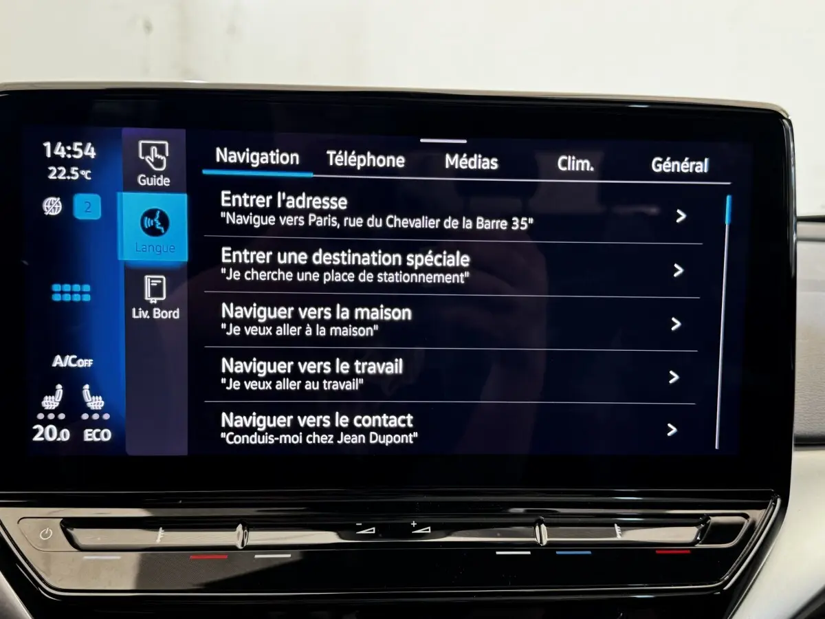 Écran tactile central du Volkswagen ID.4 blanc, affichant le menu de navigation en intérieur.