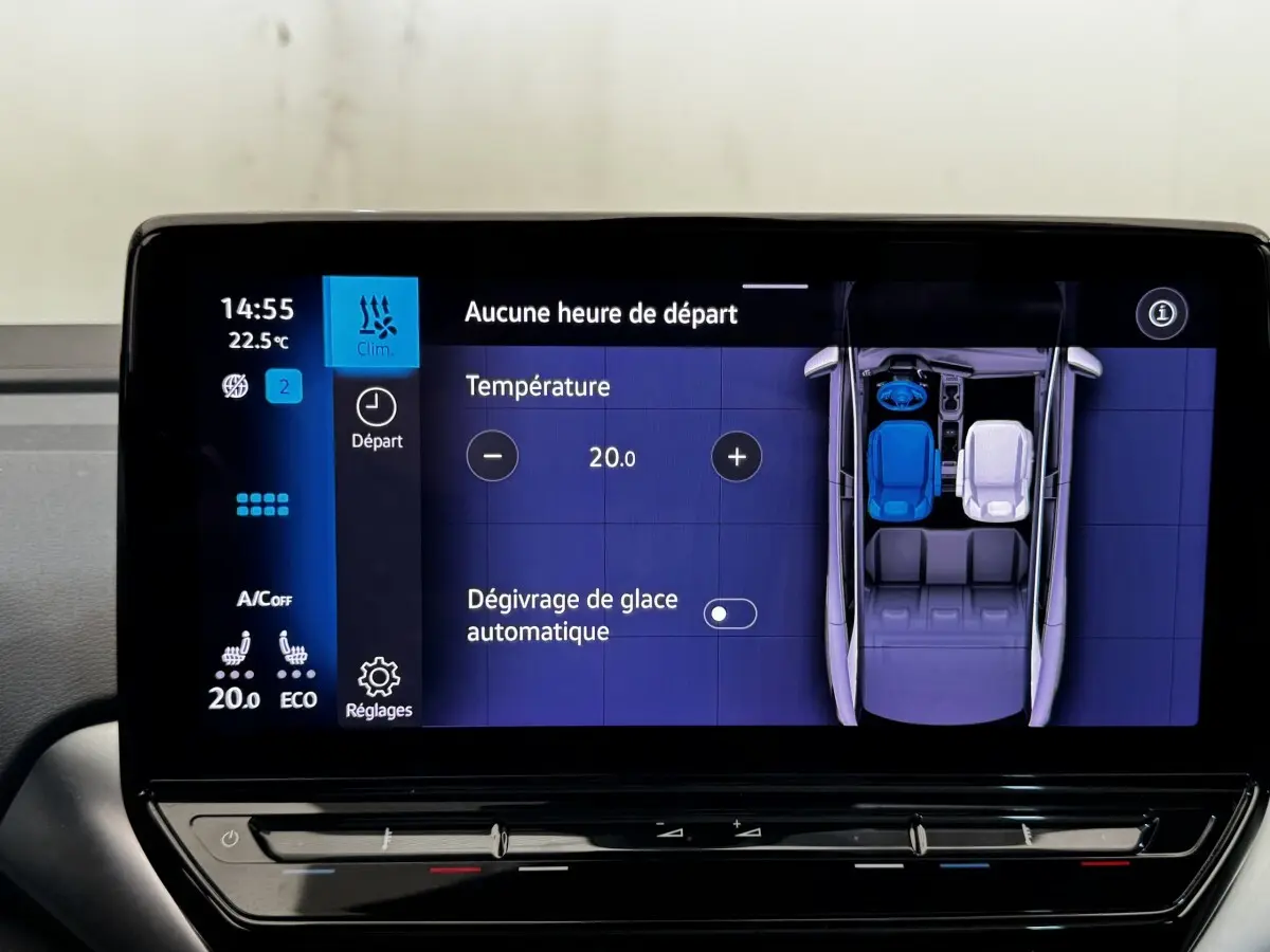 Écran tactile intérieur du Volkswagen ID.4 blanc montrant les réglages de température et la vue 3D des sièges.