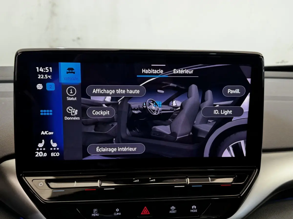 Écran tactile intérieur du Volkswagen ID.4 affichant les options d’éclairage et de cockpit en vue frontale.