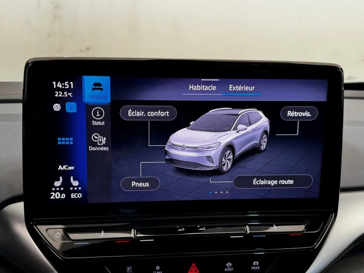 Écran tactile intérieur montrant une vue 3D avant d’un Volkswagen ID.4 blanc avec indications des phares et pneus.