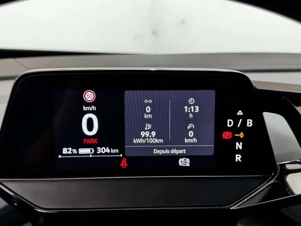 Affichage numérique du tableau de bord du Volkswagen ID.4 blanc, montrant la vitesse, autonomie et mode de conduite.