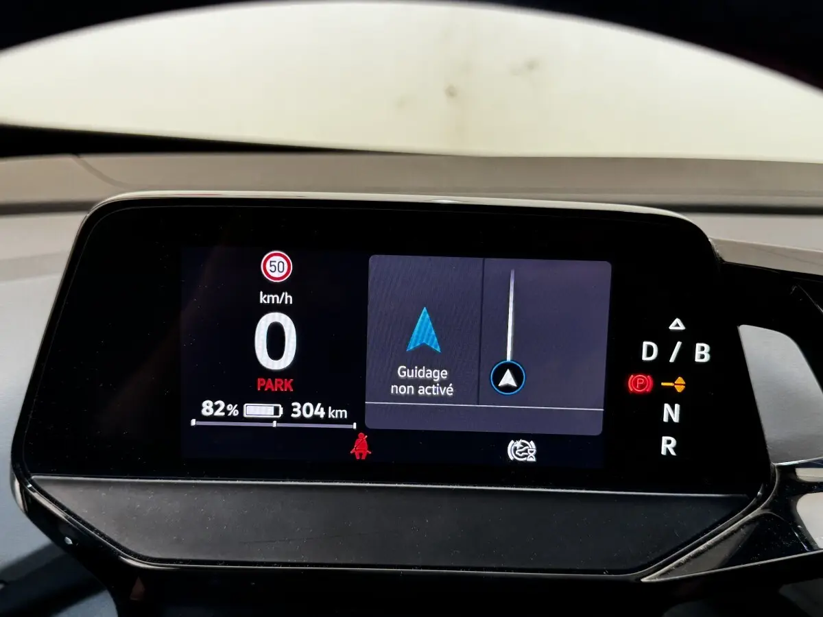 Affichage numérique du tableau de bord du Volkswagen ID.4 montrant la vitesse, autonomie batterie et mode de conduite.