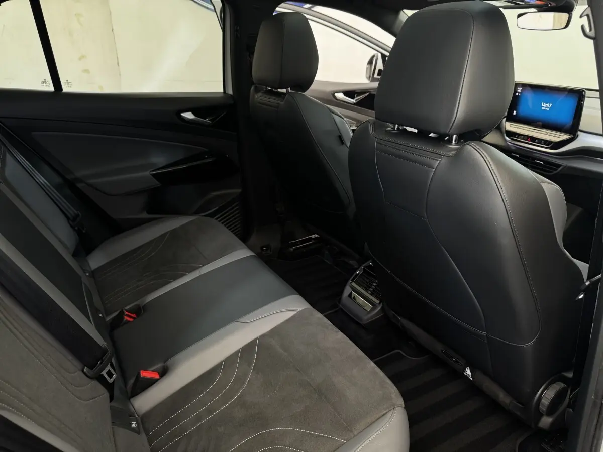 Vue intérieure arrière côté droit du Volkswagen ID.4 77 kWh Pro Performance, sièges en cuir noir et alcantara gris.