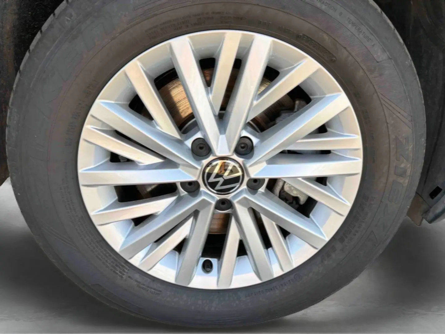 Gros plan sur la jante alliage 16'' Chester argentée avec logo Volkswagen au centre du Volkswagen T-Roc noir.