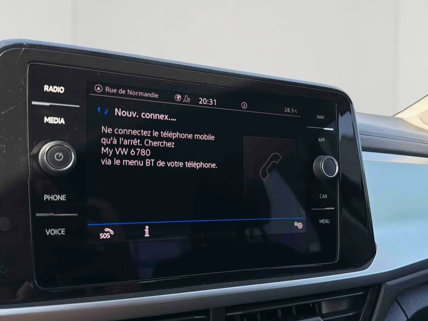 Écran tactile central du Volkswagen T-Roc 2025 affichant la connexion Bluetooth, vue intérieure côté passager.