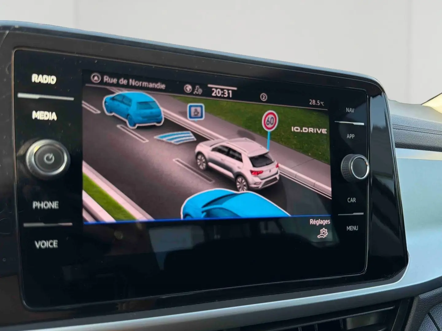 Écran tactile du système de navigation du Volkswagen T-Roc affichant l’assistance IQ.DRIVE en conduite semi-autonome.