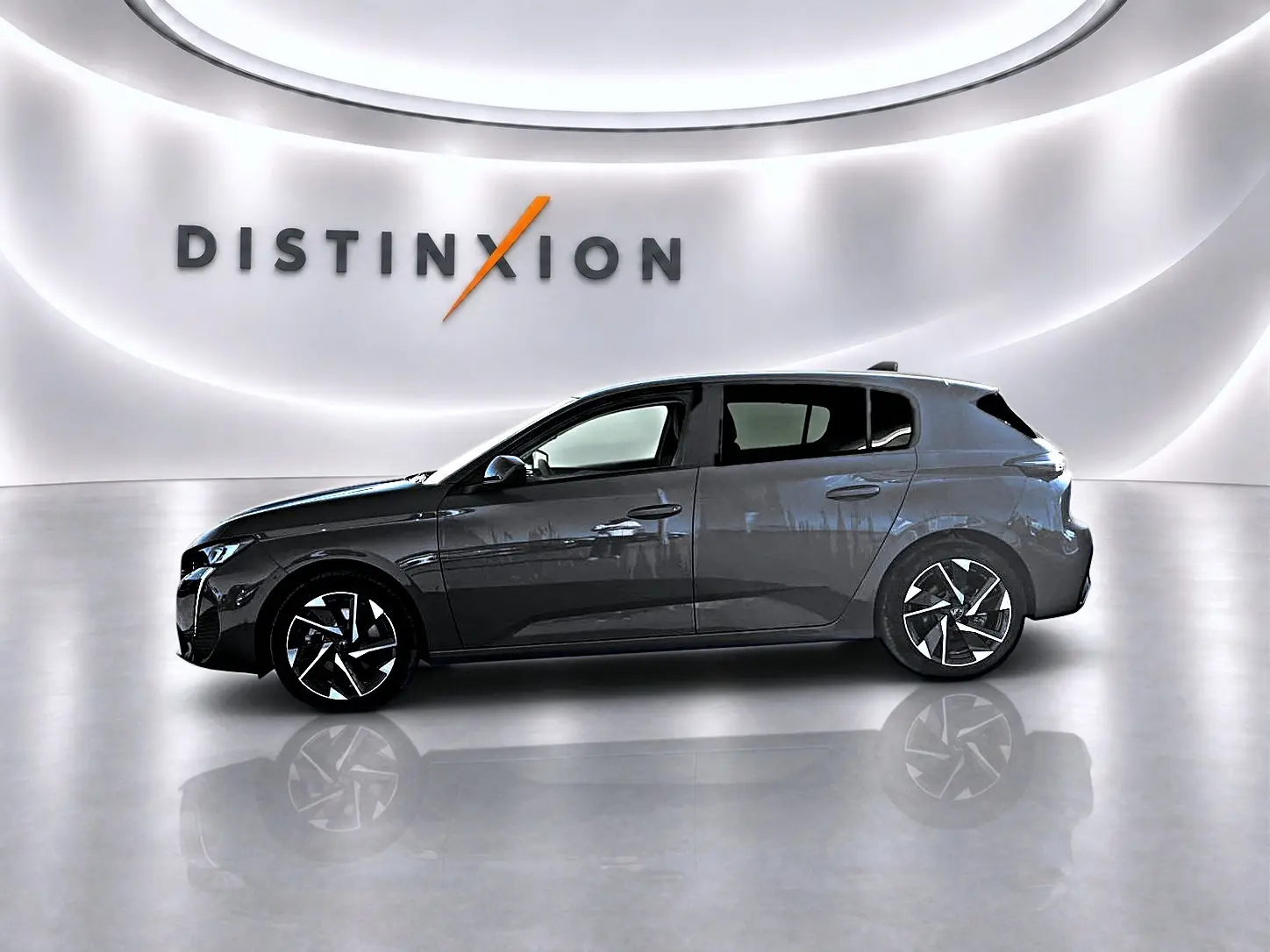 Peugeot 308 gris selenium vue de profil côté gauche dans un studio lumineux avec jantes alu distinctives.