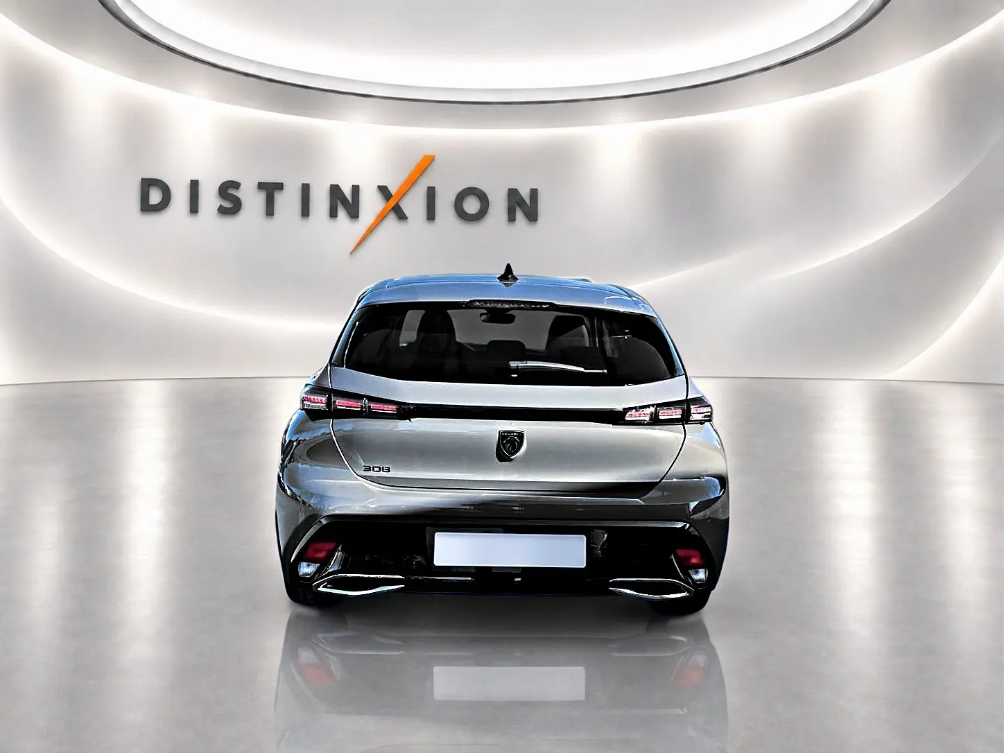 Vue arrière d'une Peugeot 308 gris selenium 2025 avec feux LED et logo distinctif sur fond blanc lumineux.