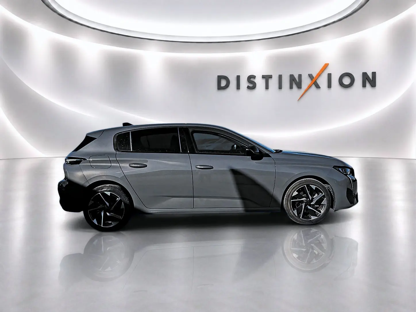 Peugeot 308 gris selenium vue de profil côté gauche, avec jantes alliage noires et vitres surteintées.