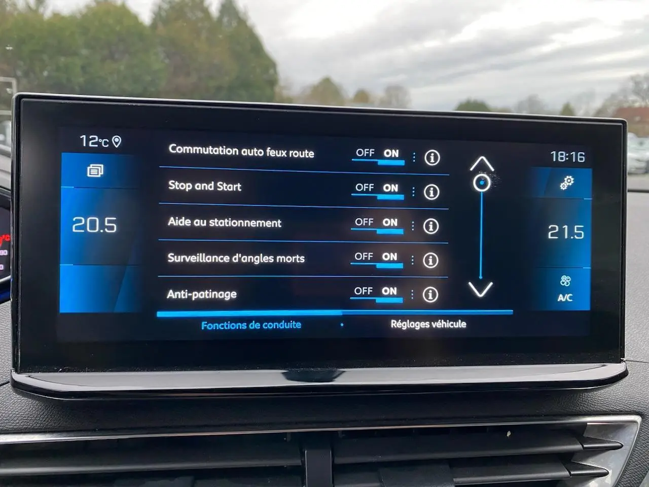 Écran tactile du tableau de bord du Peugeot 3008 2021 affichant les réglages d’aide à la conduite et climatisation.