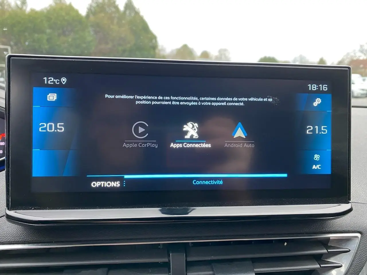 Écran tactile 10 pouces du Peugeot 3008 gris platinium affichant Apple CarPlay et Android Auto en intérieur.