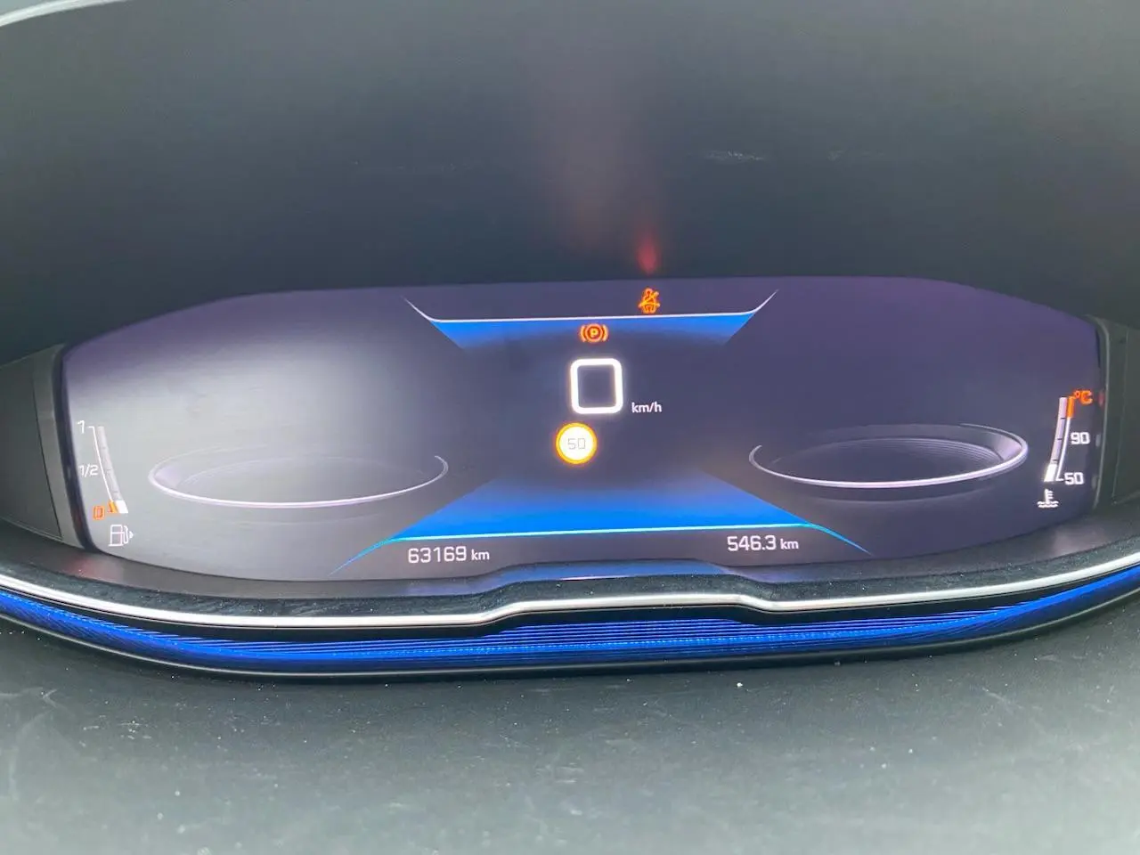 Affichage numérique du combiné Peugeot 3008 2021, vitesse à 0 km/h, compteur kilométrique et indicateurs de température et carburant.