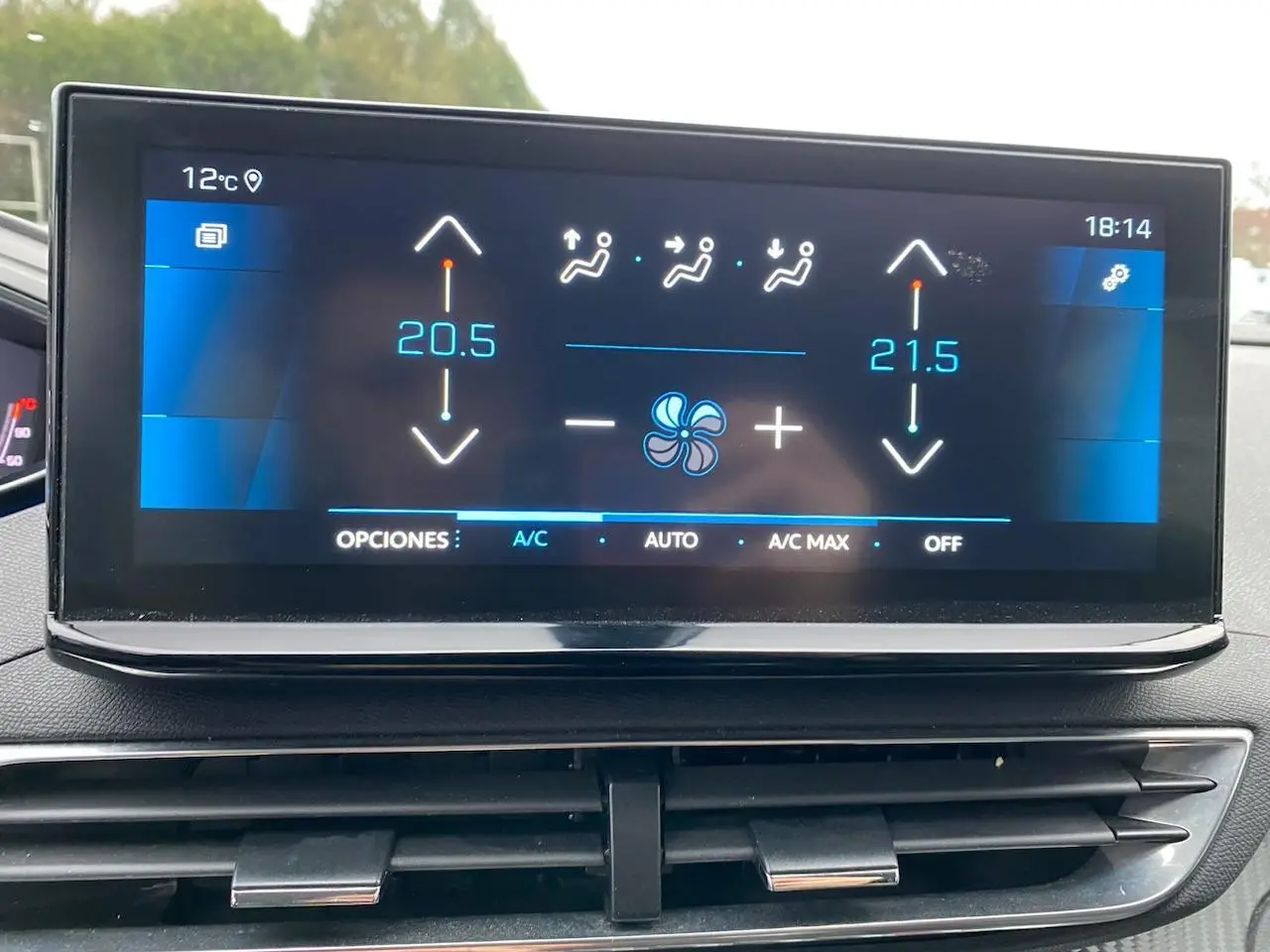 Écran tactile central du Peugeot 3008 gris platinium de 2021 affichant la climatisation automatique à 21,5°C.