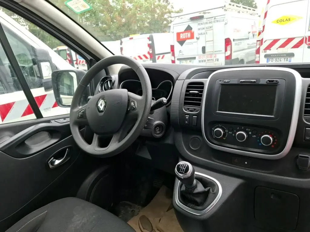 Intérieur du Renault Trafic Fourgon 2021 montrant le tableau de bord, volant et levier de vitesse manuel côté gauche.