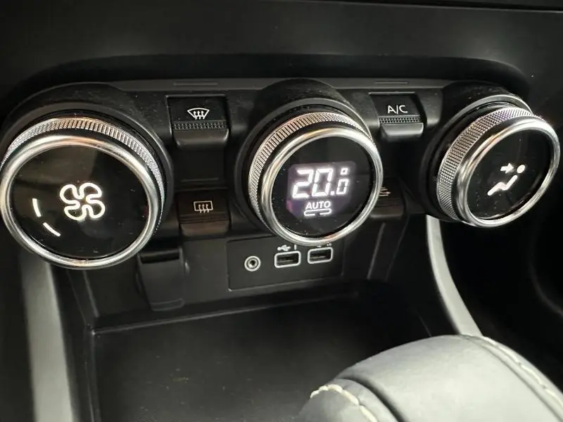 Gros plan sur les commandes de climatisation du Renault Arkana 2025, affichant 20°C en mode automatique.
