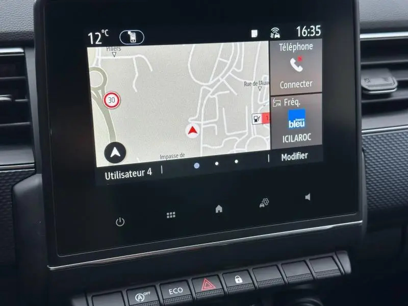Écran tactile central du Renault Arkana 2025 montrant la navigation, la température extérieure et les options connectées.