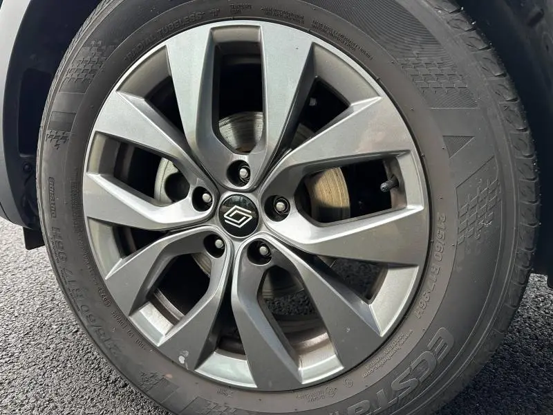 Gros plan sur la jante alliage grise du Renault Arkana 2025, mettant en valeur le logo central et le pneu radial.