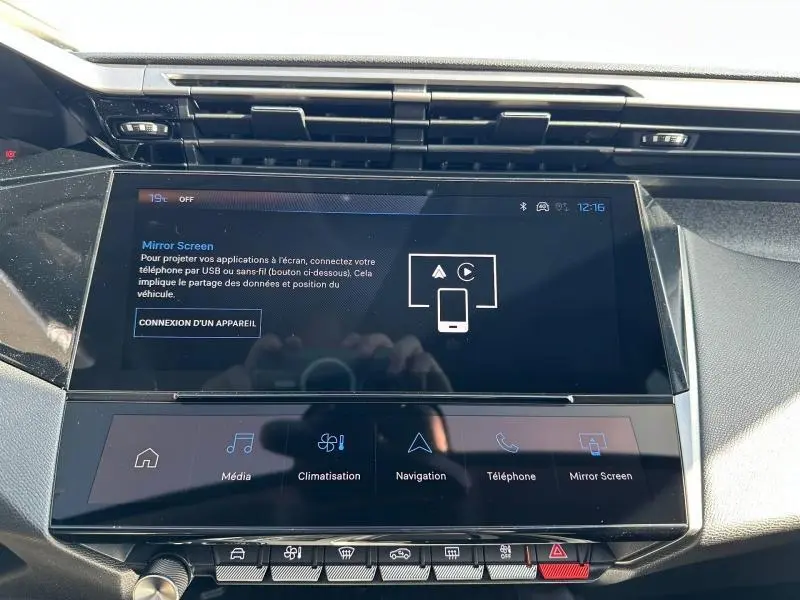 Écran tactile central du tableau de bord de la Peugeot 308 2025, affichant l'interface Mirror Screen.