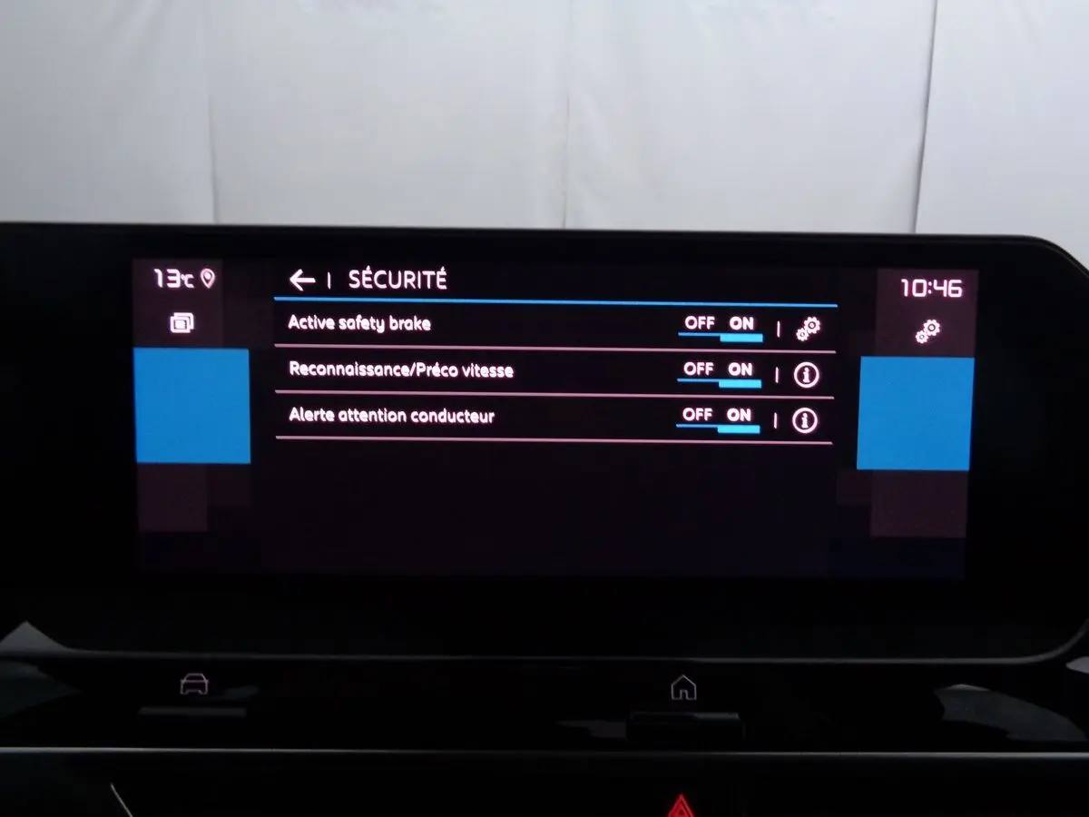 Écran central tactile de la Citroën C4 2023 affichant les options de sécurité activées en mode nuit.
