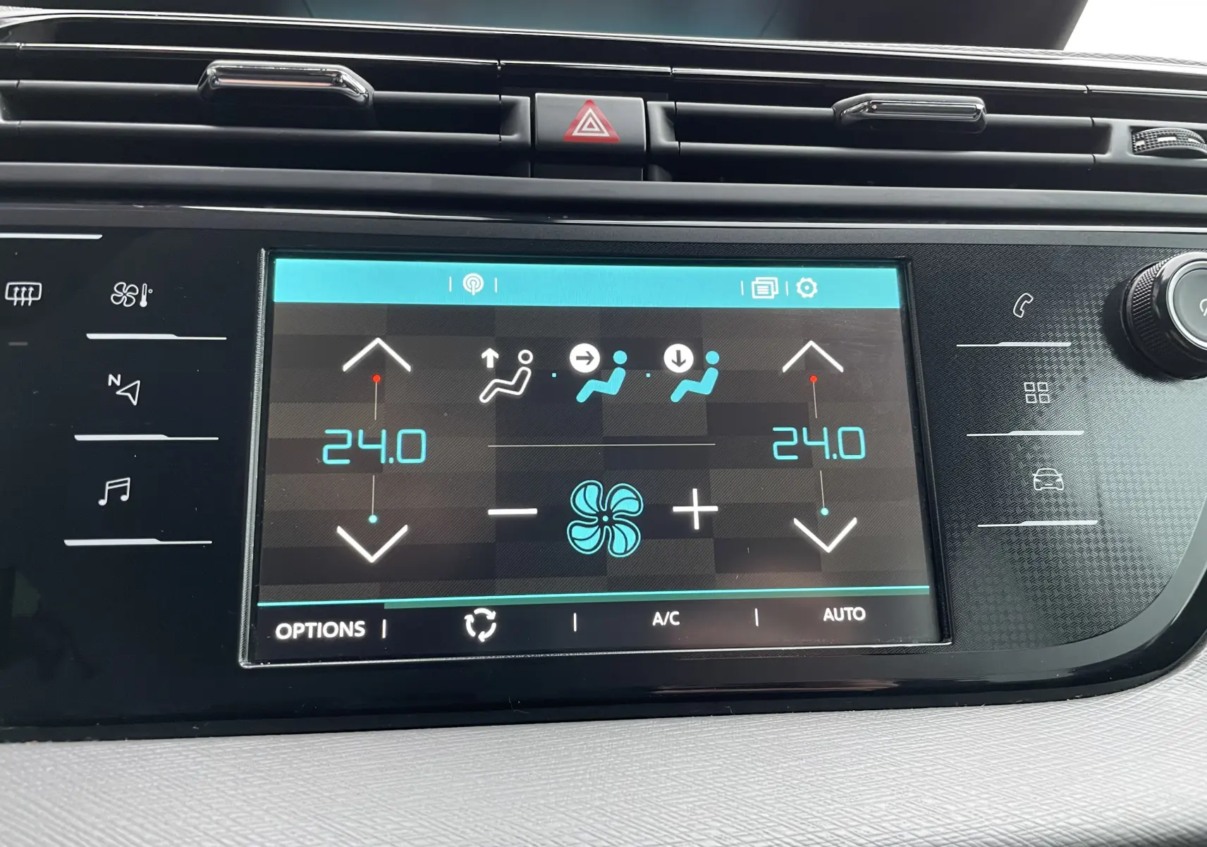 Écran tactile central du tableau de bord du Citroën Grand C4 Picasso gris, affichant la climatisation à 24°C en mode automatique.