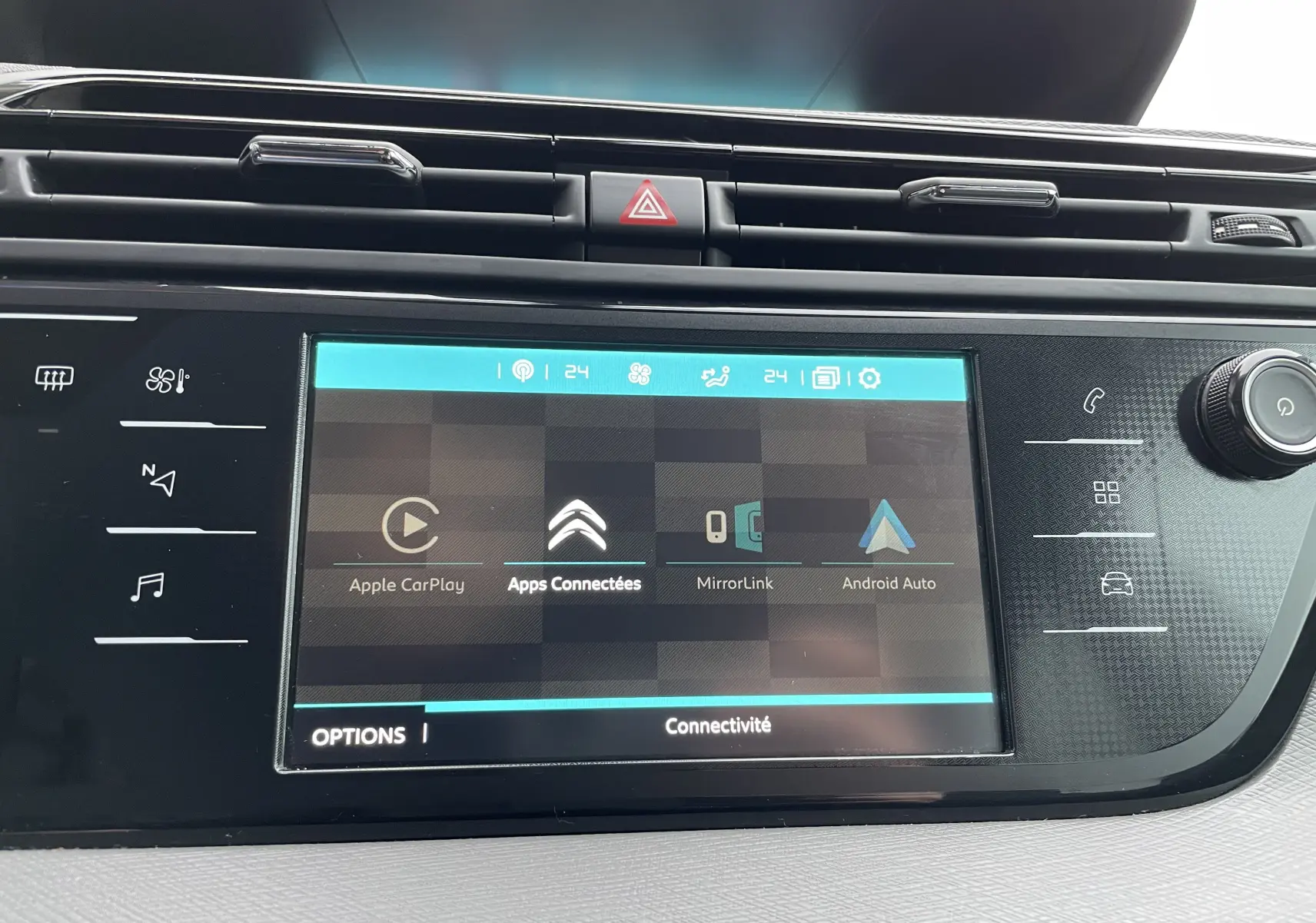 Écran tactile central du tableau de bord du Citroën Grand C4 Picasso 2018, affichant les options de connectivité.