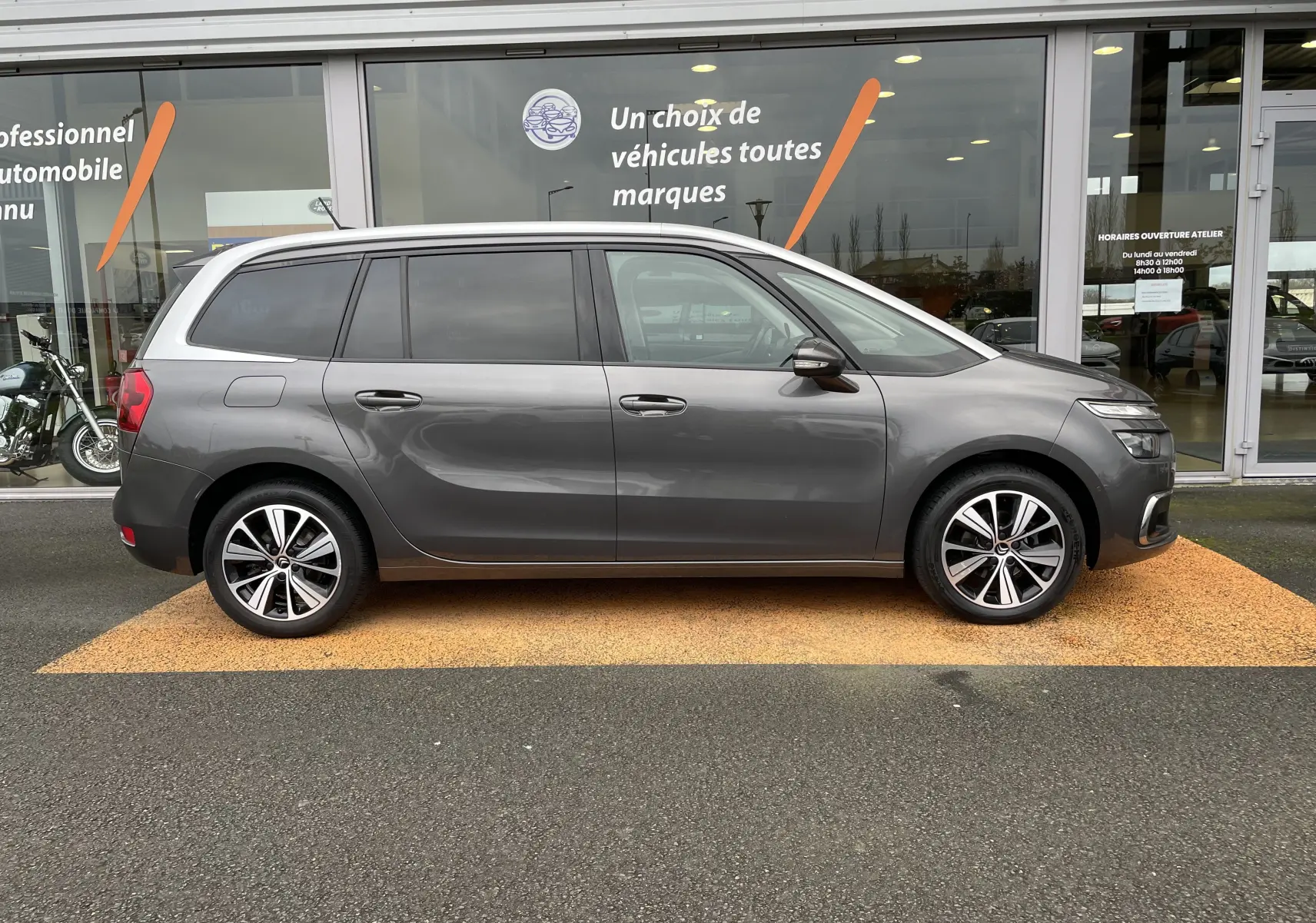 Profil côté droit d'un Citroën Grand C4 Picasso gris 2018, monospace 7 places avec jantes alliage et vitres teintées.