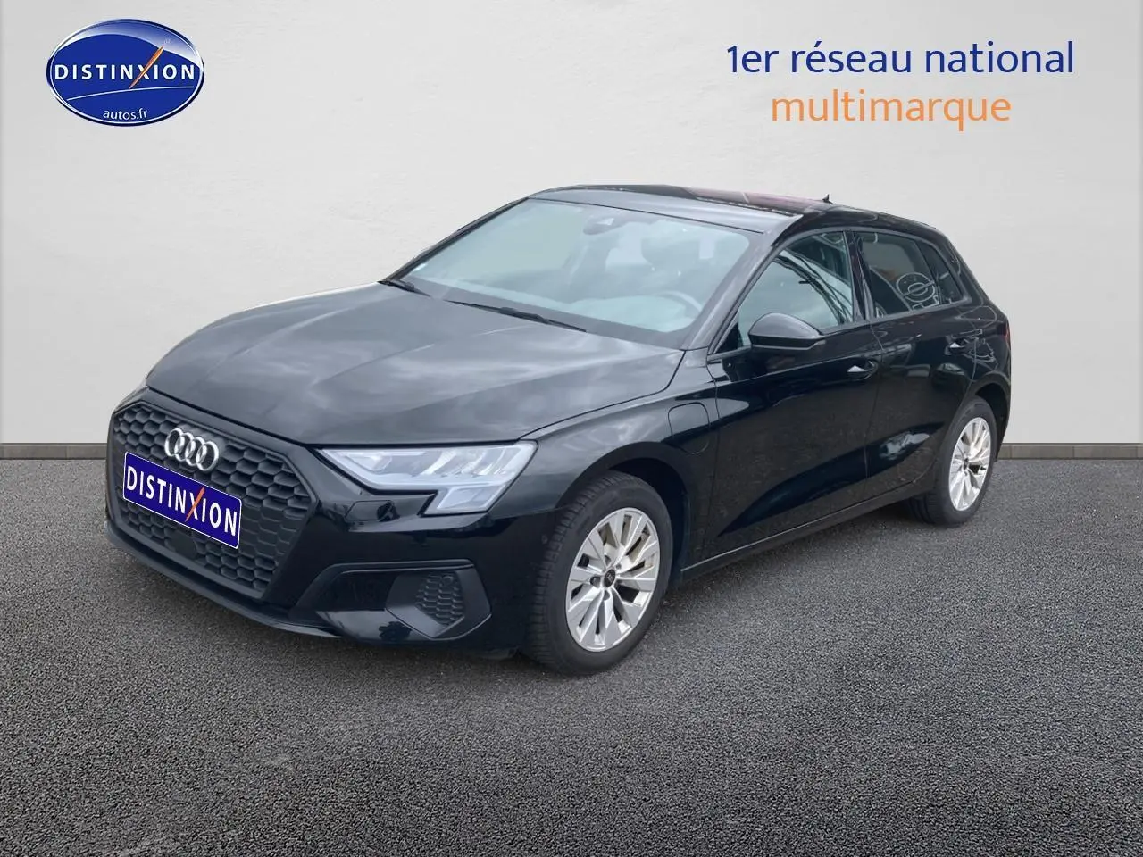 Audi A3 Sportback noir vue 3/4 avant droit, avec calandre hexagonale et jantes alu argentées.