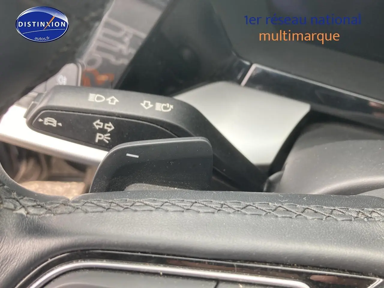 Gros plan sur la palette de changement de vitesses et la commande de clignotants dans l'habitacle d'une Audi A3 Sportback noire.