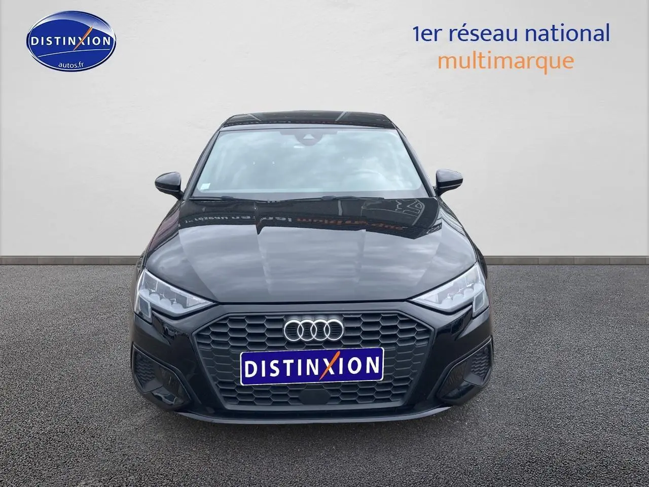 Audi A3 Sportback noir vue de face, mettant en valeur sa calandre hexagonale et ses phares LED distinctifs.