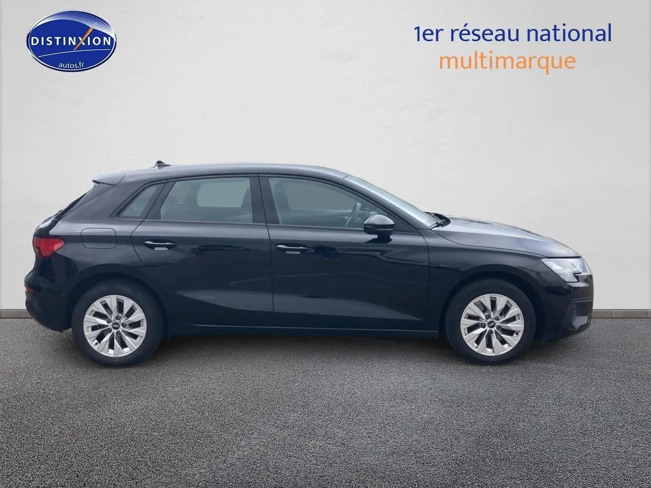 Profil côté gauche d'une Audi A3 Sportback noire de 2021 avec jantes alu et vitres teintées.