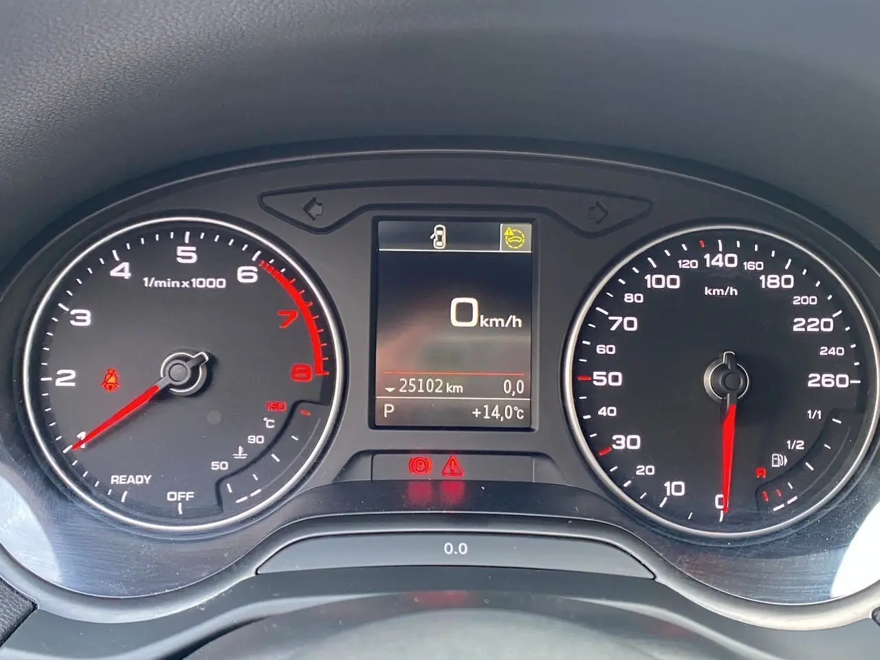 Tableau de bord de l'Audi Q2 noir Mito 2023 montrant compte-tours, vitesse à 0 km/h et écran central digital.