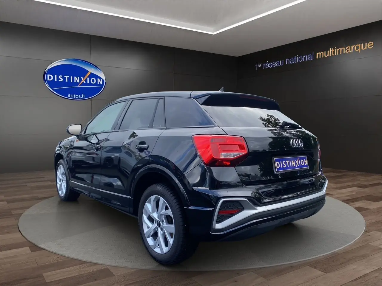 Audi Q2 noir mito vue 3/4 arrière droit avec jantes alliage 17 pouces et hayon motorisé visible