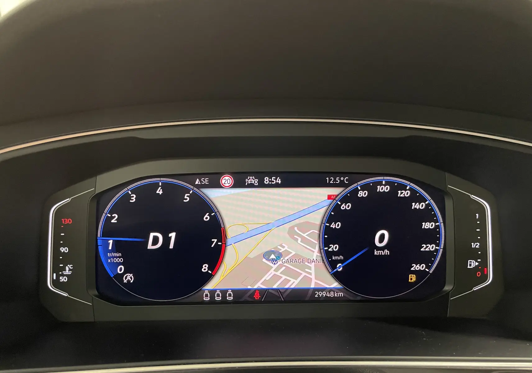 Tableau de bord numérique du Volkswagen Tiguan 2024 affichant la navigation, la vitesse à 0 km/h et régime moteur en mode D1.