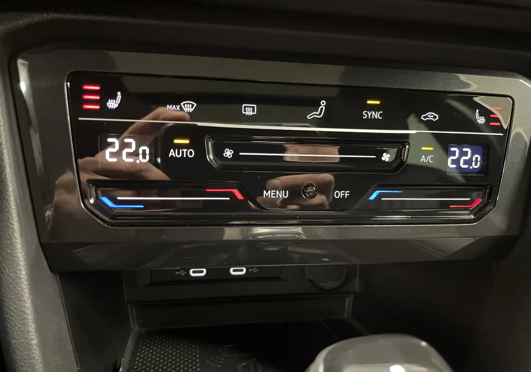 Panneau de commande de la climatisation digitale du Volkswagen Tiguan 2024 avec réglage à 22°C et affichage tactile.