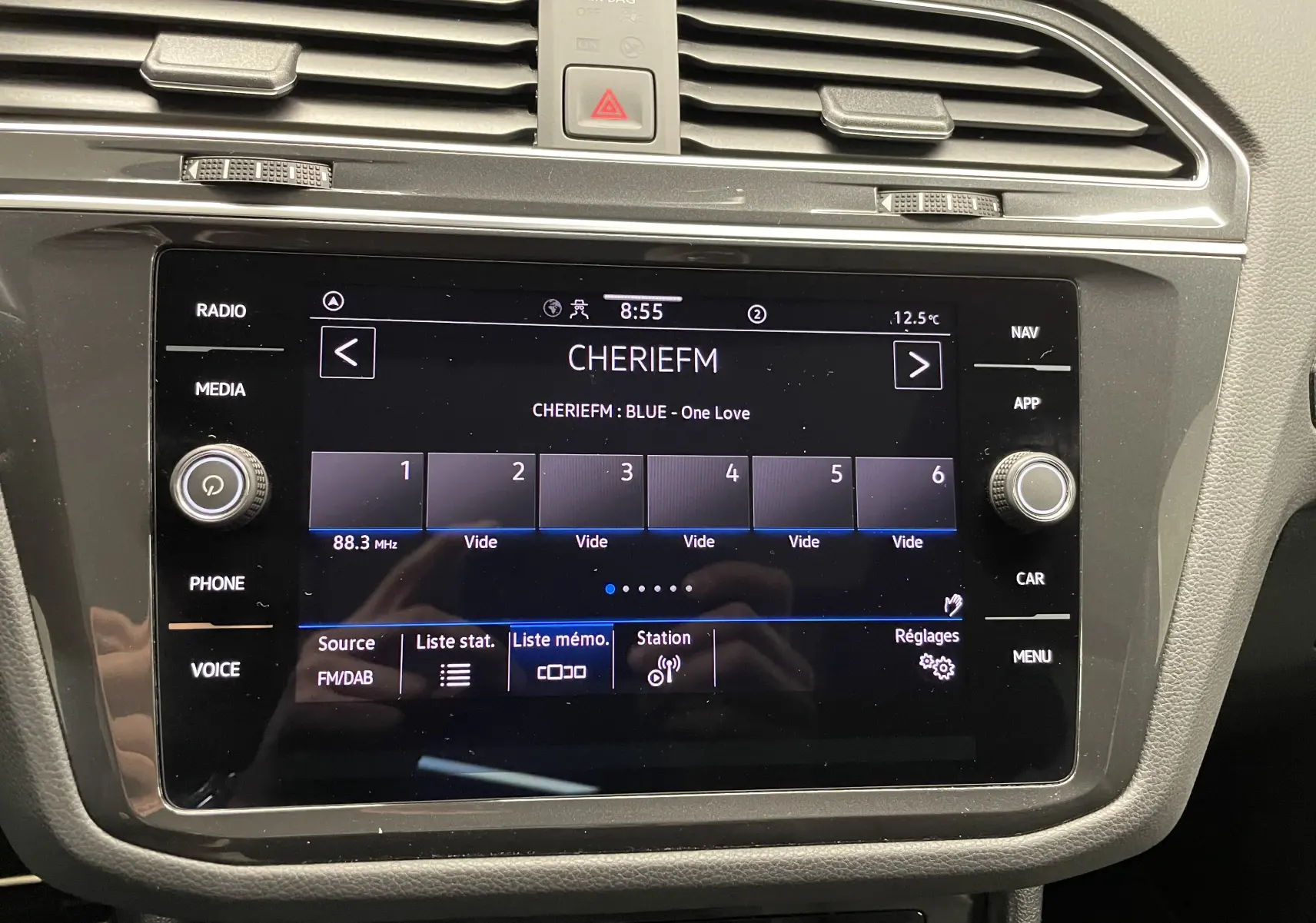 Écran tactile central du Volkswagen Tiguan 2024 affichant la radio CHERIEFM, entouré de commandes médias et climatisation.