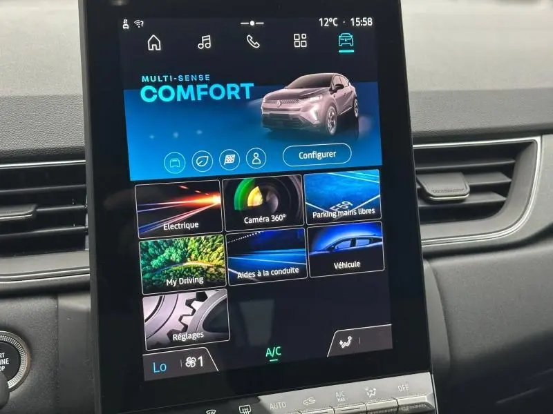Écran tactile intérieur du Renault Captur 2025 affichant le mode Confort avec illustration du SUV noir en 3/4 avant.