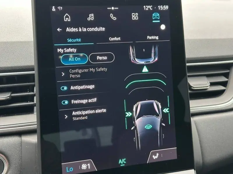 Écran tactile intérieur du Renault Captur 2025 affichant les aides à la conduite, vue rapprochée du tableau de bord.