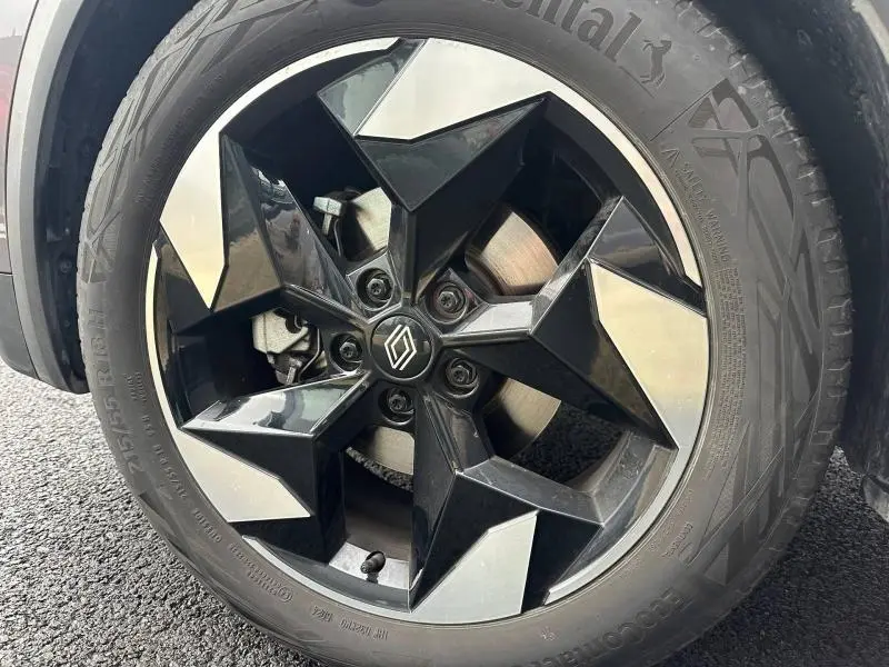 Gros plan sur la jante noire et argentée au design géométrique du Renault Captur 1.6 E-Tech hybride 2025.