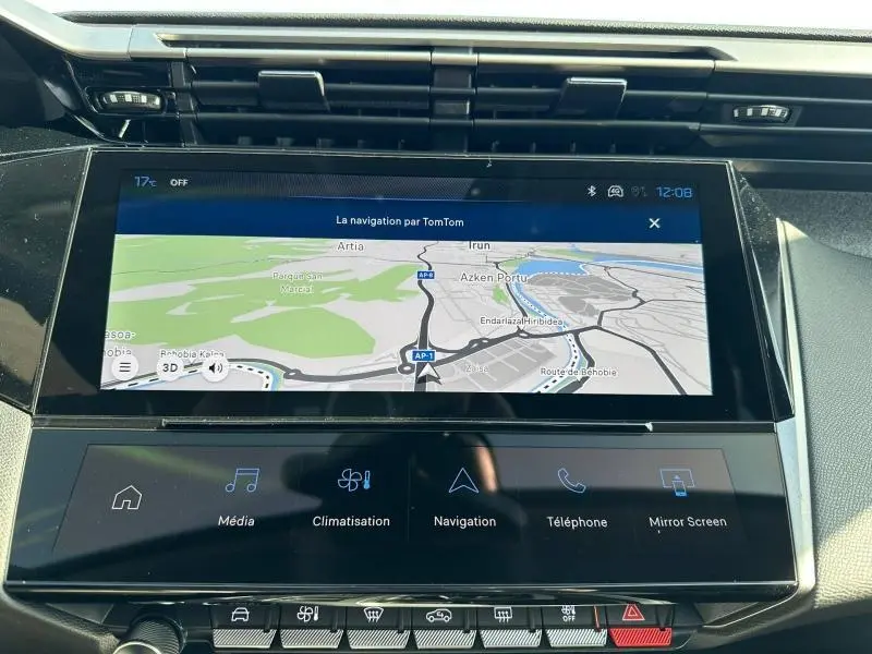 Écran tactile central de navigation de la Peugeot 308 2025, vue rapprochée du tableau de bord noir.