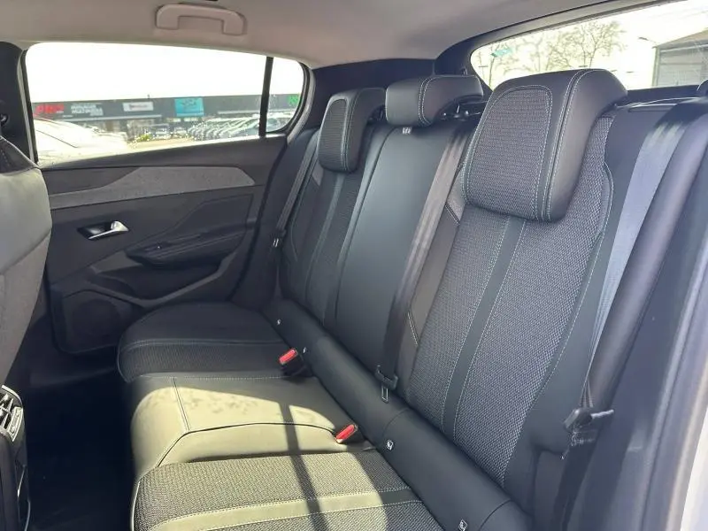 Vue intérieure de la banquette arrière en tissu gris et noir de la Peugeot 308 2025, côté droit.